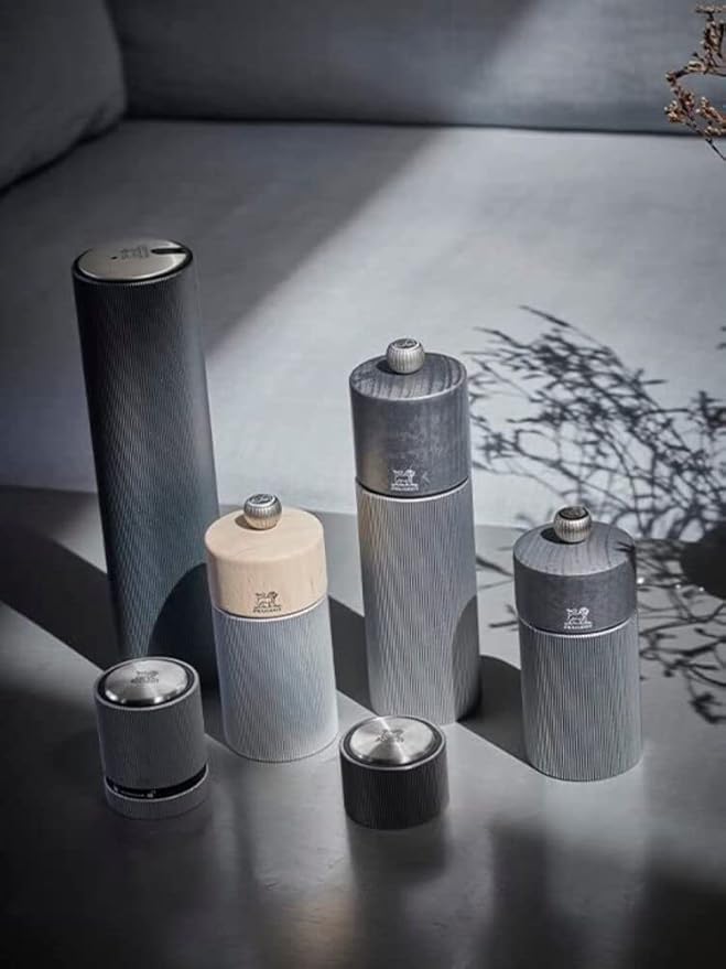 PEUGEOT - Line Pepper Mill - Classic Grind Adjustment - Aluminum and PEFC Certified Wood - Made in France - Natural Color. 18 cm-7"