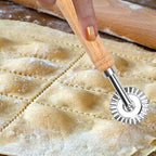 Pastry Wheel Cutter, Stainless Steel Ravioli Cutter, Fluted Pastry Wheel with Long Wooden Handle for Home Making Pasta Pizza Ravioli Cookie Tools